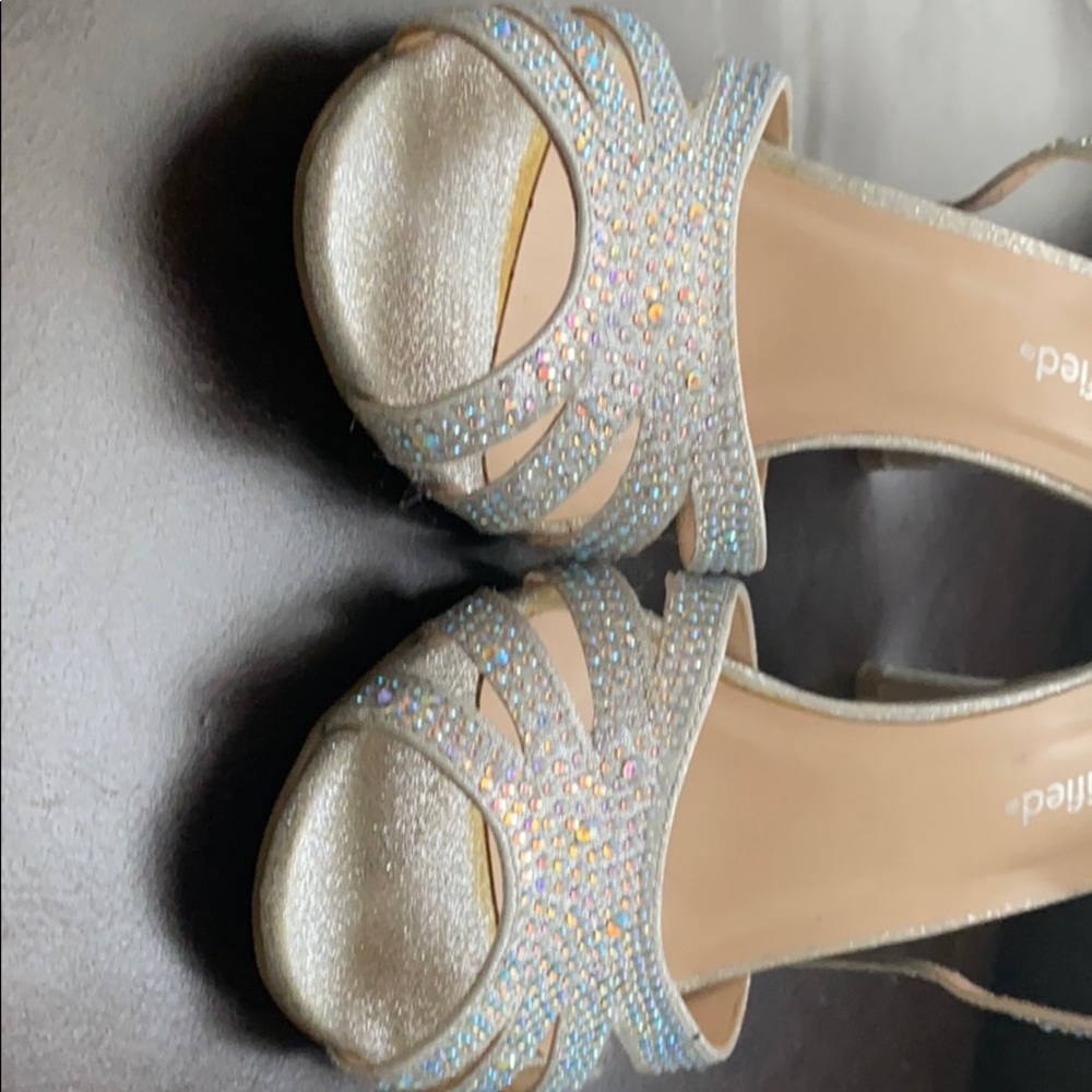 Silver Heels - Picture 4 of 5